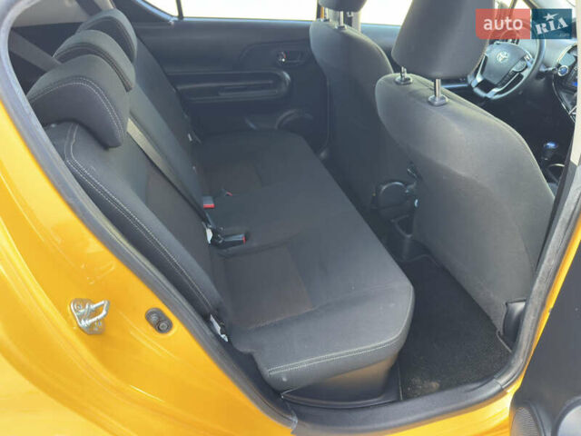 Желтый Тойота Aqua, объемом двигателя 1.5 л и пробегом 82 тыс. км за 13800 $, фото 25 на Automoto.ua
