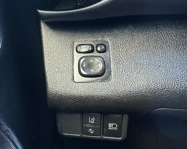 Желтый Тойота Aqua, объемом двигателя 1.5 л и пробегом 82 тыс. км за 13800 $, фото 14 на Automoto.ua