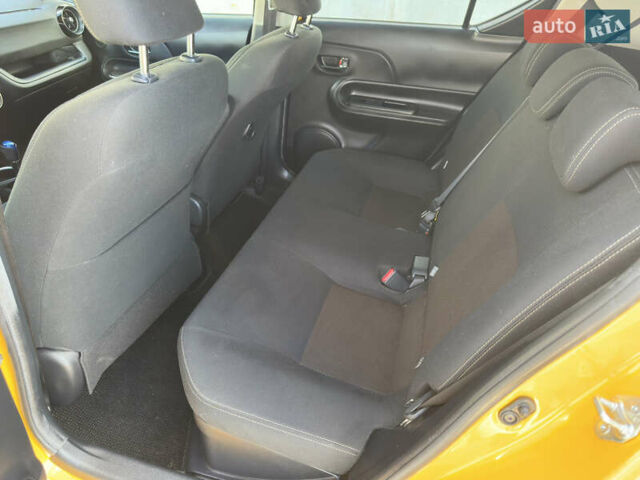 Желтый Тойота Aqua, объемом двигателя 1.5 л и пробегом 82 тыс. км за 13800 $, фото 23 на Automoto.ua