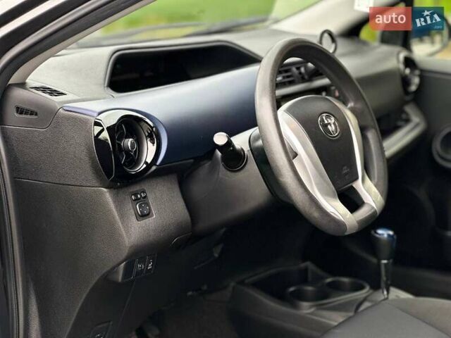 Серый Тойота Aqua, объемом двигателя 1.5 л и пробегом 94 тыс. км за 12990 $, фото 12 на Automoto.ua