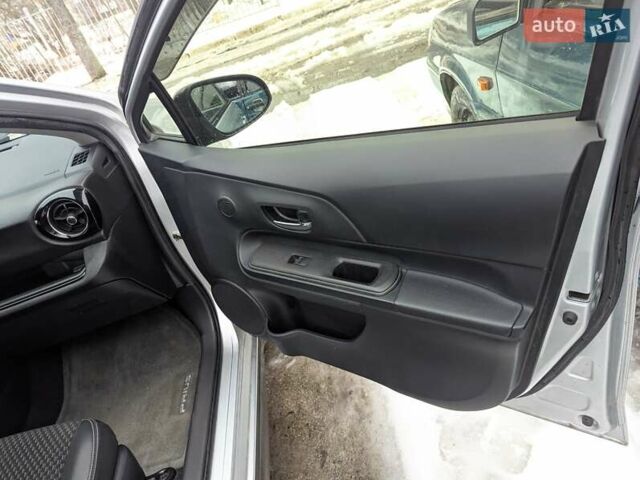 Серый Тойота Aqua, объемом двигателя 1.5 л и пробегом 79 тыс. км за 12700 $, фото 1 на Automoto.ua