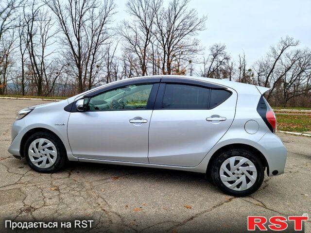 Серый Тойота Aqua, объемом двигателя 1.5 л и пробегом 88 тыс. км за 12500 $, фото 3 на Automoto.ua