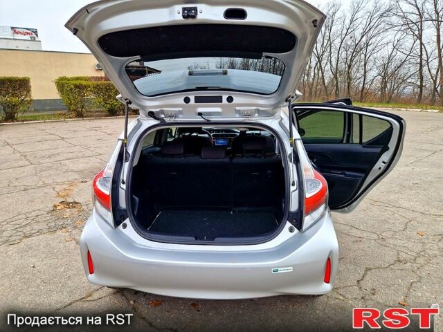 Серый Тойота Aqua, объемом двигателя 1.5 л и пробегом 88 тыс. км за 12500 $, фото 9 на Automoto.ua