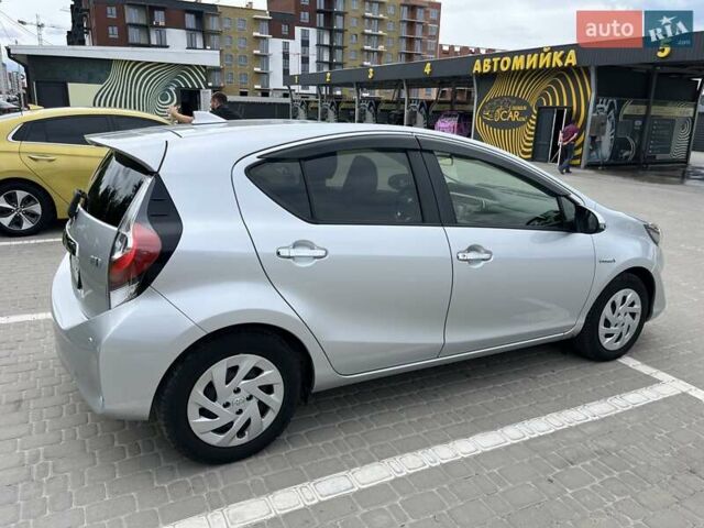 Сірий Тойота Aqua, об'ємом двигуна 1.5 л та пробігом 72 тис. км за 12500 $, фото 5 на Automoto.ua