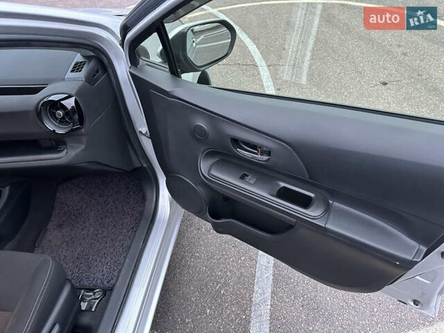 Серый Тойота Aqua, объемом двигателя 1.5 л и пробегом 49 тыс. км за 13500 $, фото 41 на Automoto.ua