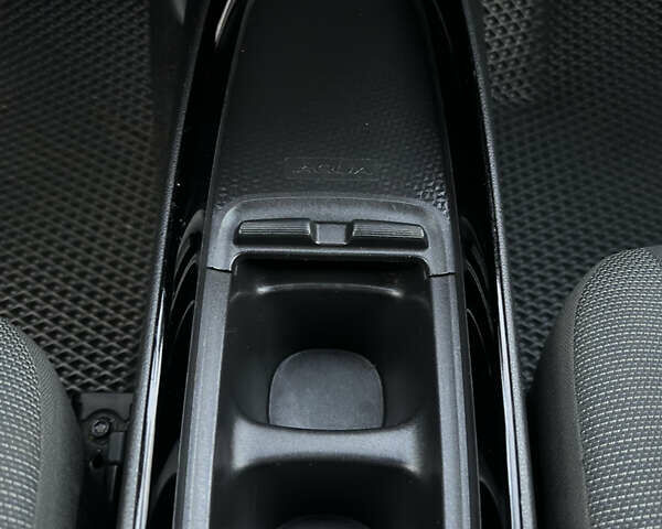 Серый Тойота Aqua, объемом двигателя 1.5 л и пробегом 58 тыс. км за 18900 $, фото 45 на Automoto.ua