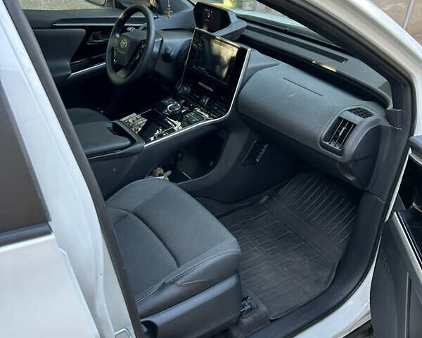 Білий Тойота bZ4X, об'ємом двигуна 0 л та пробігом 27 тис. км за 25400 $, фото 10 на Automoto.ua