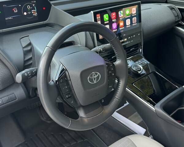 Белый Тойота bZ4X, объемом двигателя 0 л и пробегом 62 тыс. км за 24800 $, фото 4 на Automoto.ua