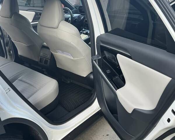 Белый Тойота bZ4X, объемом двигателя 0 л и пробегом 62 тыс. км за 24800 $, фото 11 на Automoto.ua