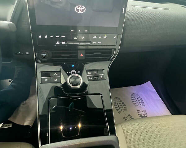 Белый Тойота bZ4X, объемом двигателя 0 л и пробегом 14 тыс. км за 26000 $, фото 6 на Automoto.ua