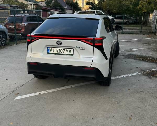 Белый Тойота bZ4X, объемом двигателя 0 л и пробегом 62 тыс. км за 24800 $, фото 2 на Automoto.ua