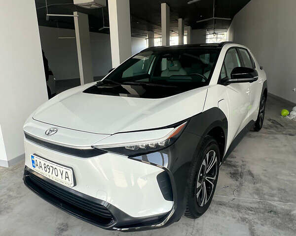 Белый Тойота bZ4X, объемом двигателя 0 л и пробегом 14 тыс. км за 26000 $, фото 1 на Automoto.ua