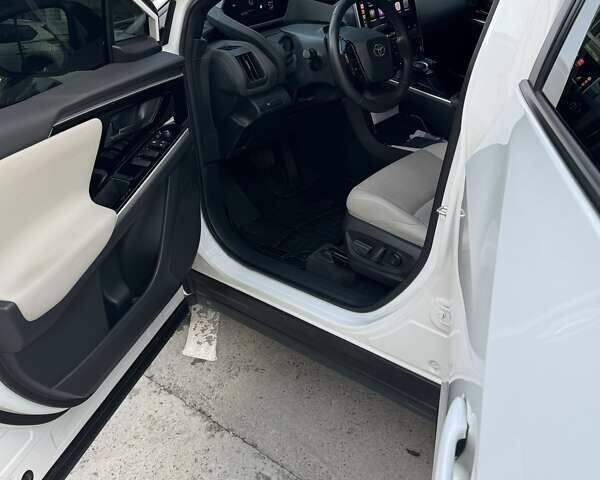 Белый Тойота bZ4X, объемом двигателя 0 л и пробегом 62 тыс. км за 24800 $, фото 3 на Automoto.ua