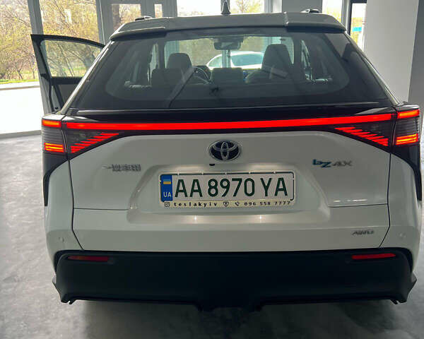 Белый Тойота bZ4X, объемом двигателя 0 л и пробегом 14 тыс. км за 24800 $, фото 2 на Automoto.ua