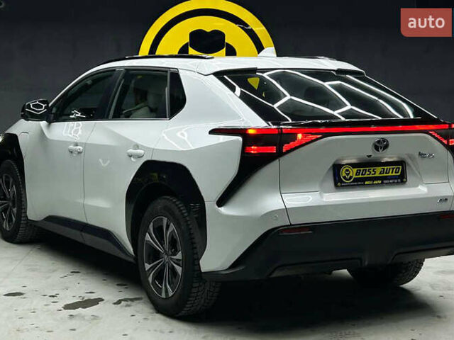 Белый Тойота bZ4X, объемом двигателя 0 л и пробегом 9 тыс. км за 27000 $, фото 3 на Automoto.ua