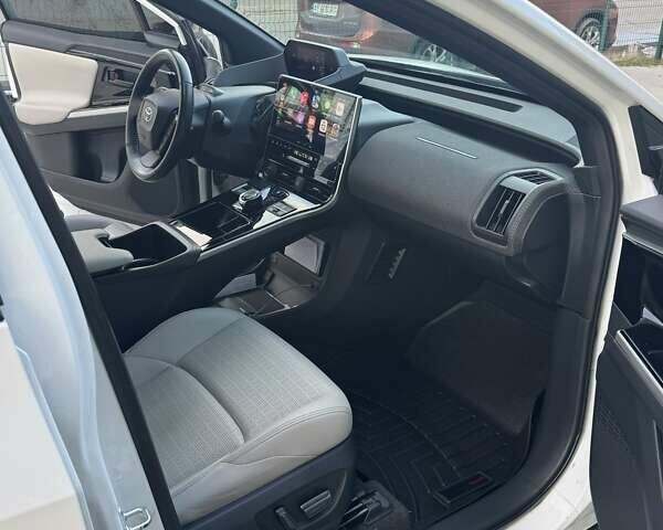 Белый Тойота bZ4X, объемом двигателя 0 л и пробегом 62 тыс. км за 24800 $, фото 6 на Automoto.ua