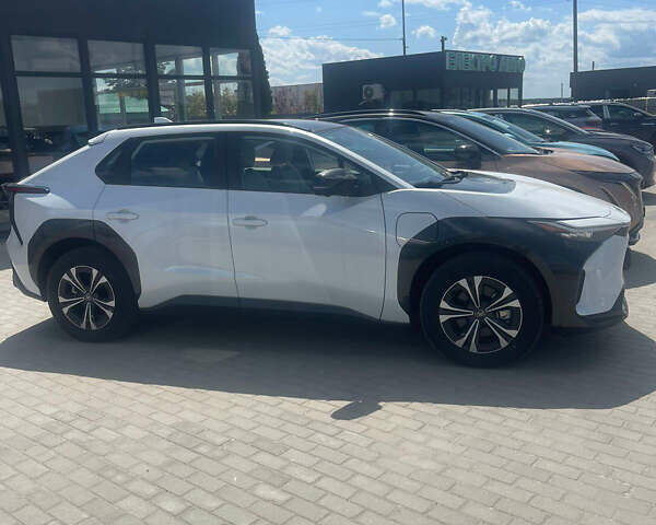 Белый Тойота bZ4X, объемом двигателя 0 л и пробегом 1 тыс. км за 26500 $, фото 2 на Automoto.ua