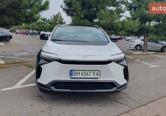 Белый Тойота bZ4X, объемом двигателя 0 л и пробегом 1 тыс. км за 28800 $, фото 2 на Automoto.ua