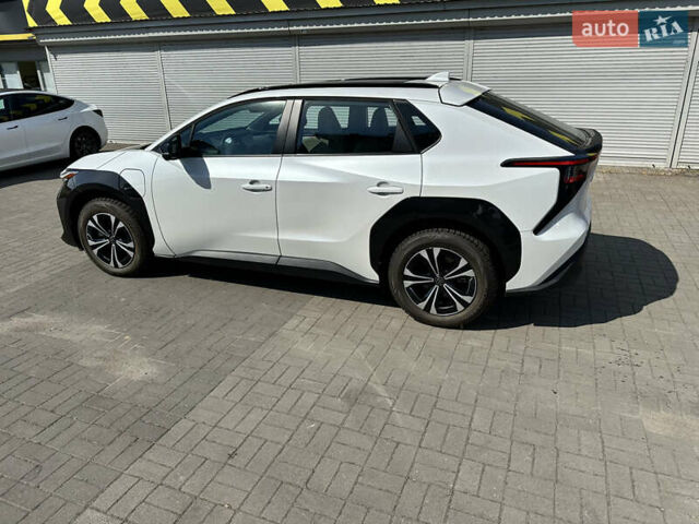 Белый Тойота bZ4X, объемом двигателя 0 л и пробегом 1 тыс. км за 28000 $, фото 7 на Automoto.ua