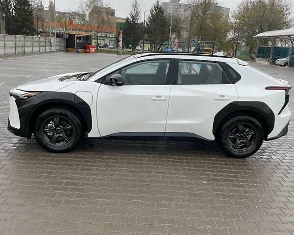 Белый Тойота bZ4X, объемом двигателя 0 л и пробегом 5 тыс. км за 24999 $, фото 4 на Automoto.ua