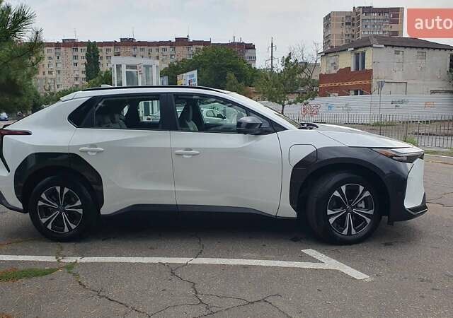 Белый Тойота bZ4X, объемом двигателя 0 л и пробегом 1 тыс. км за 28800 $, фото 4 на Automoto.ua