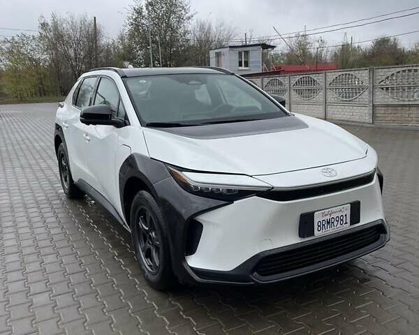 Белый Тойота bZ4X, объемом двигателя 0 л и пробегом 5 тыс. км за 24999 $, фото 2 на Automoto.ua