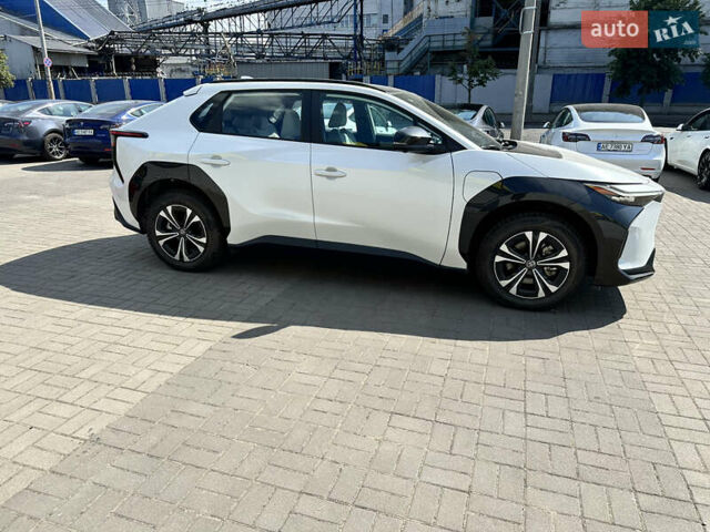 Белый Тойота bZ4X, объемом двигателя 0 л и пробегом 1 тыс. км за 28000 $, фото 4 на Automoto.ua