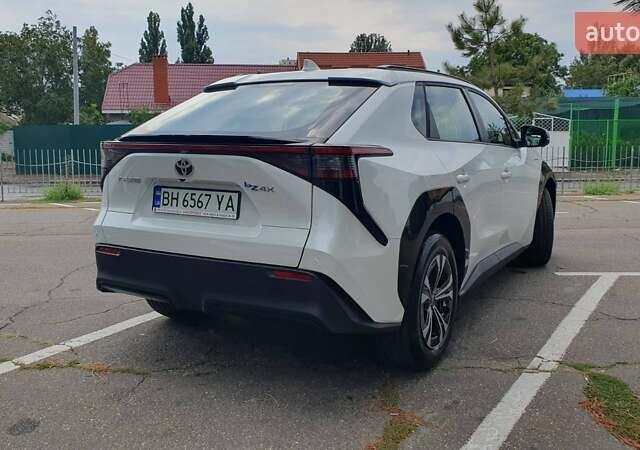 Белый Тойота bZ4X, объемом двигателя 0 л и пробегом 1 тыс. км за 28800 $, фото 3 на Automoto.ua