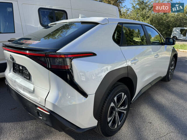 Білий Тойота bZ4X, об'ємом двигуна 0 л та пробігом 1 тис. км за 18999 $, фото 4 на Automoto.ua