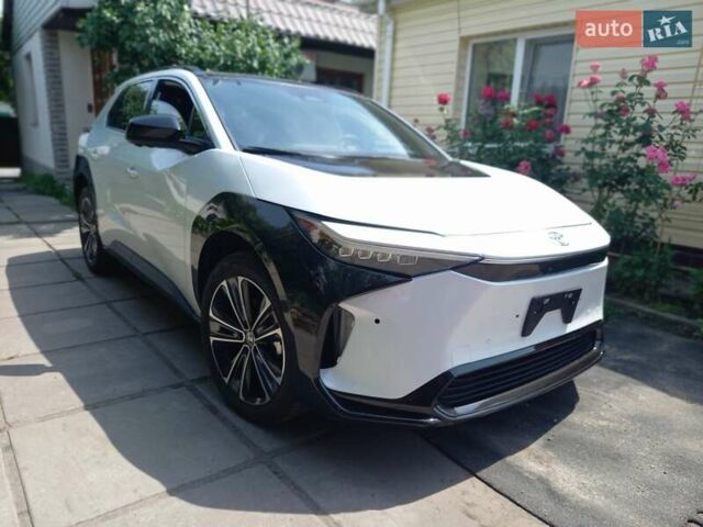 Білий Тойота bZ4X, об'ємом двигуна 0 л та пробігом 5 тис. км за 29000 $, фото 2 на Automoto.ua