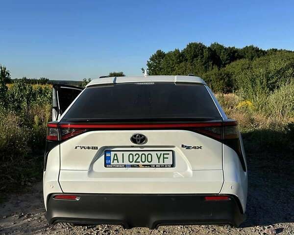 Белый Тойота bZ4X, объемом двигателя 0 л и пробегом 35 тыс. км за 26500 $, фото 2 на Automoto.ua