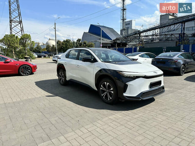Белый Тойота bZ4X, объемом двигателя 0 л и пробегом 1 тыс. км за 28000 $, фото 3 на Automoto.ua