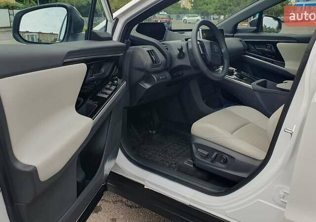 Белый Тойота bZ4X, объемом двигателя 0 л и пробегом 1 тыс. км за 28800 $, фото 9 на Automoto.ua