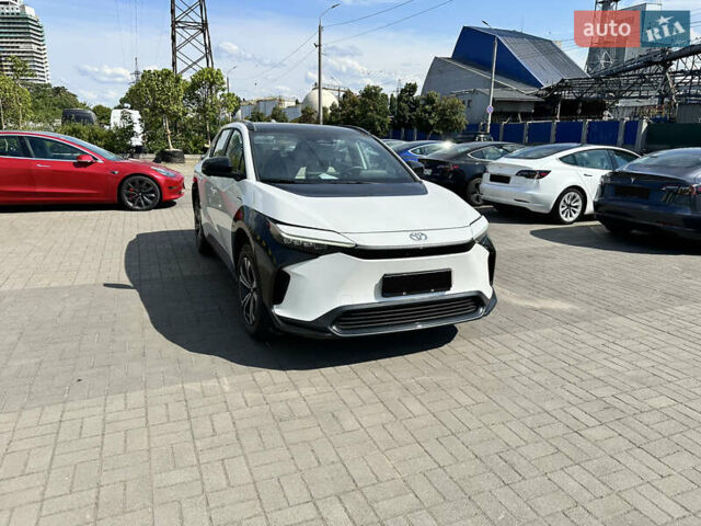 Белый Тойота bZ4X, объемом двигателя 0 л и пробегом 1 тыс. км за 28000 $, фото 2 на Automoto.ua