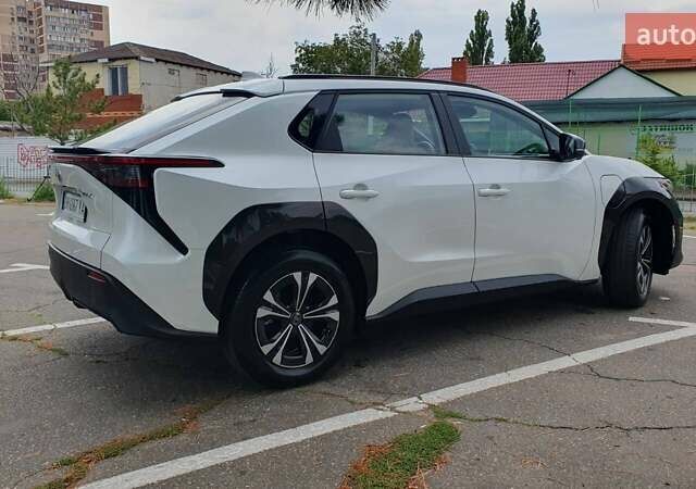 Белый Тойота bZ4X, объемом двигателя 0 л и пробегом 1 тыс. км за 28800 $, фото 1 на Automoto.ua