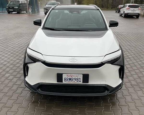 Белый Тойота bZ4X, объемом двигателя 0 л и пробегом 5 тыс. км за 24999 $, фото 1 на Automoto.ua