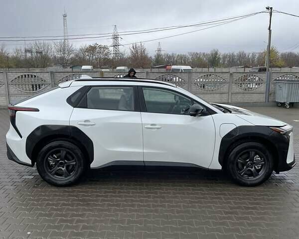 Белый Тойота bZ4X, объемом двигателя 0 л и пробегом 5 тыс. км за 24999 $, фото 3 на Automoto.ua