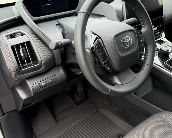 Белый Тойота bZ4X, объемом двигателя 0 л и пробегом 2 тыс. км за 27999 $, фото 118 на Automoto.ua