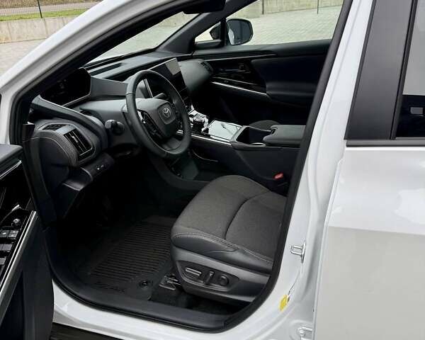 Белый Тойота bZ4X, объемом двигателя 0 л и пробегом 2 тыс. км за 27999 $, фото 107 на Automoto.ua