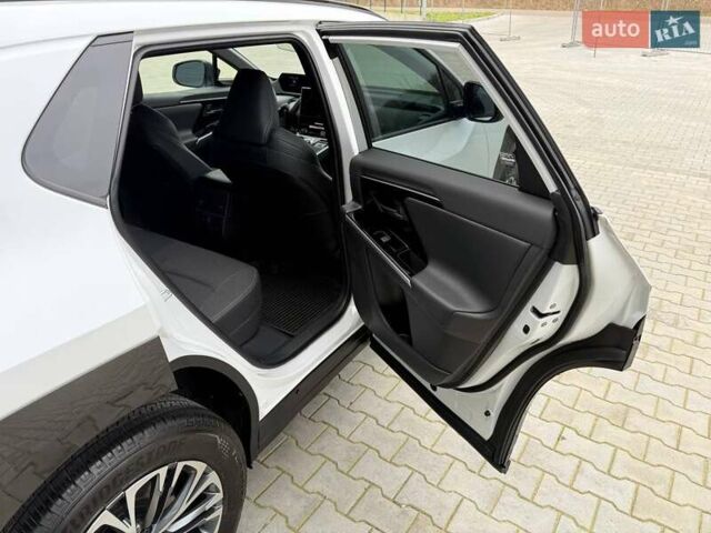 Белый Тойота bZ4X, объемом двигателя 0 л и пробегом 2 тыс. км за 27999 $, фото 76 на Automoto.ua