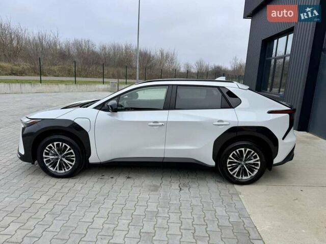Белый Тойота bZ4X, объемом двигателя 0 л и пробегом 2 тыс. км за 27999 $, фото 6 на Automoto.ua