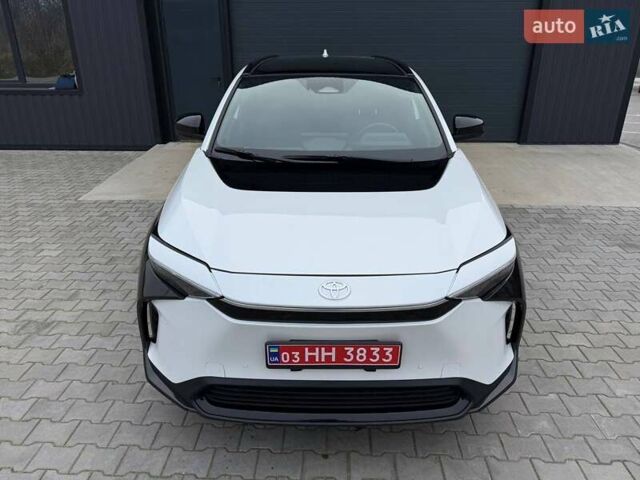 Белый Тойота bZ4X, объемом двигателя 0 л и пробегом 2 тыс. км за 27999 $, фото 1 на Automoto.ua