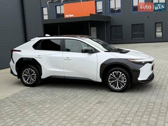 Белый Тойота bZ4X, объемом двигателя 0 л и пробегом 2 тыс. км за 27999 $, фото 24 на Automoto.ua