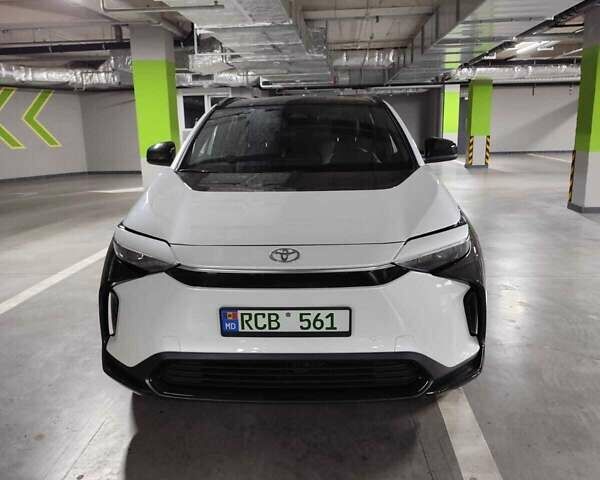Білий Тойота bZ4X, об'ємом двигуна 0 л та пробігом 2 тис. км за 27500 $, фото 1 на Automoto.ua