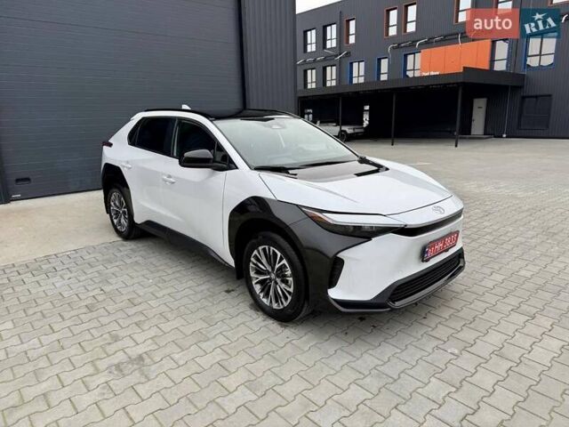 Белый Тойота bZ4X, объемом двигателя 0 л и пробегом 2 тыс. км за 27999 $, фото 3 на Automoto.ua