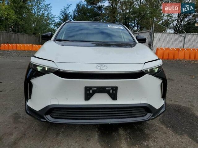 Белый Тойота bZ4X, объемом двигателя 0 л и пробегом 30 тыс. км за 15100 $, фото 4 на Automoto.ua