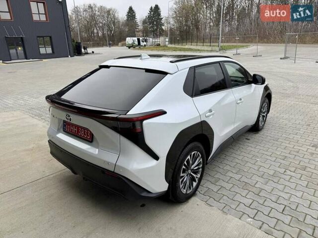 Белый Тойота bZ4X, объемом двигателя 0 л и пробегом 2 тыс. км за 27999 $, фото 4 на Automoto.ua