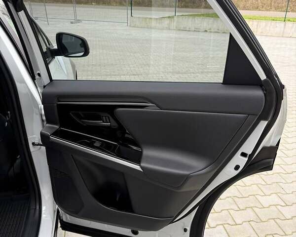 Белый Тойота bZ4X, объемом двигателя 0 л и пробегом 2 тыс. км за 27999 $, фото 74 на Automoto.ua