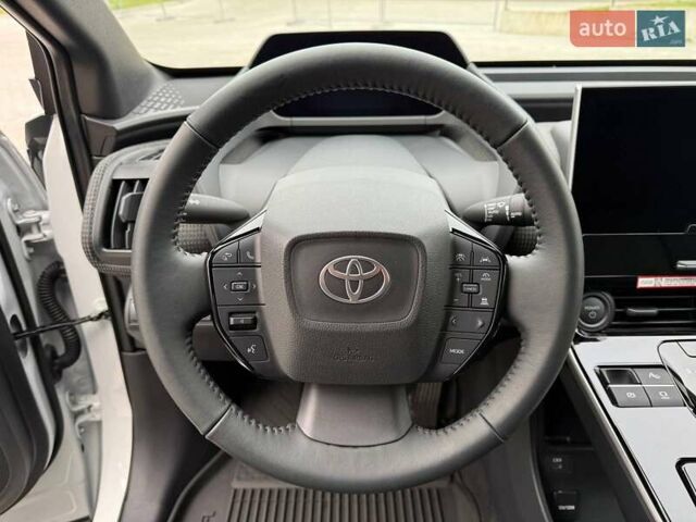 Белый Тойота bZ4X, объемом двигателя 0 л и пробегом 2 тыс. км за 27999 $, фото 144 на Automoto.ua