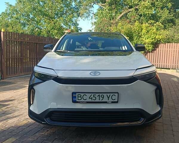 Белый Тойота bZ4X, объемом двигателя 0 л и пробегом 7 тыс. км за 26500 $, фото 1 на Automoto.ua